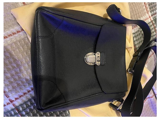 Borsa Louis Vuitton in pelle Taiga Brazza Nero - vista 3