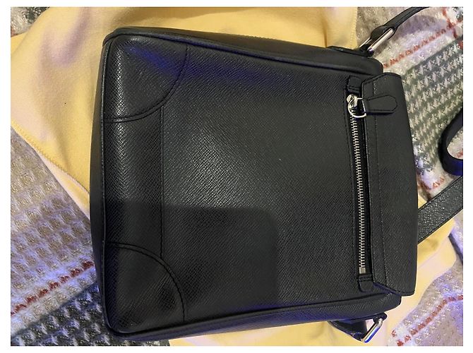 Borsa Louis Vuitton in pelle Taiga Brazza Nero - vista 4