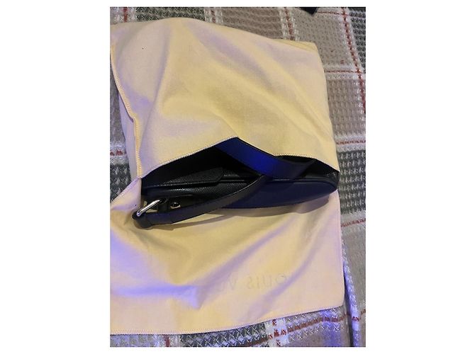 Borsa Louis Vuitton in pelle Taiga Brazza Nero - vista 8