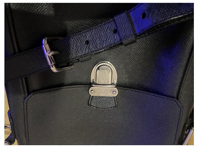 Borsa Louis Vuitton in pelle Taiga Brazza Nero - vista 9