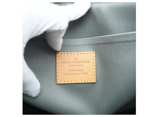 Pochette Cosmos en Titane Monogram Louis Vuitton Beige - vue 14