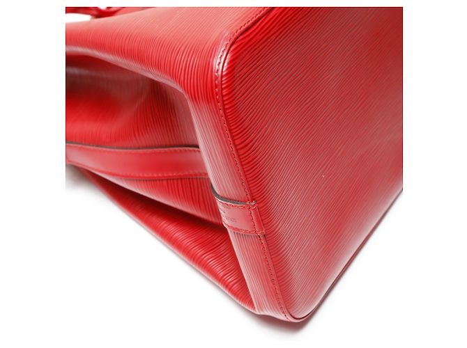 Noe Bolso de Hombro Petit Noé Epi Louis Vuitton Roja - vista 5
