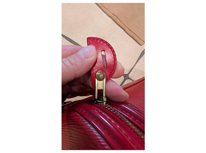 Cannes Beauty Case in Pelle Epi Louis Vuitton Rosso - vista 6