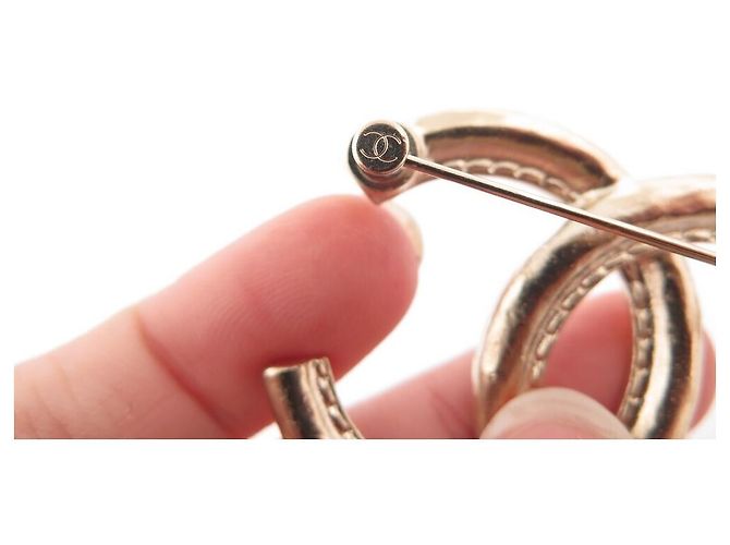 NEUE CHANEL CC LOGO BROSCHE AUS GOLDENEM METALL KOLLEKTION 2022 - Ansicht 6