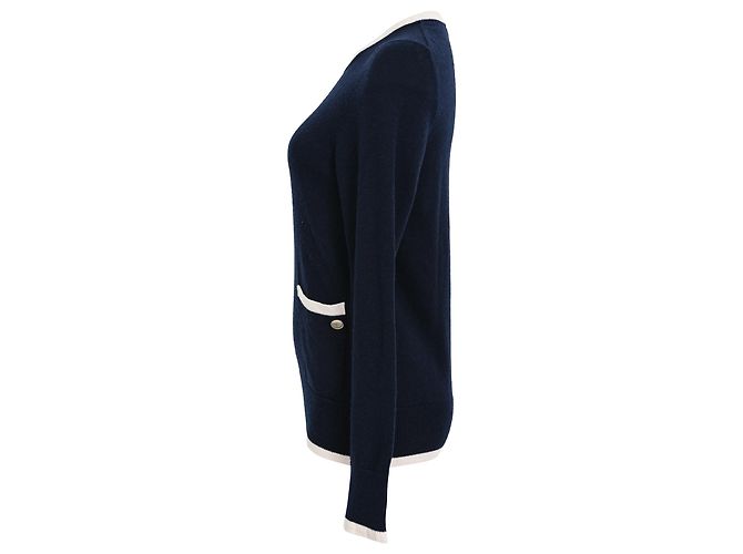 Timeless Chanel CC Strickpullover aus marineblauer Kaschmir mit Knopfverzierung - Ansicht 2