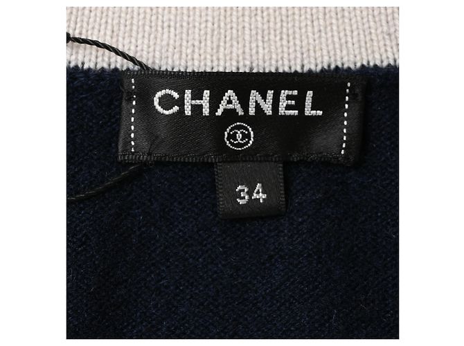 Timeless Chanel CC Strickpullover aus marineblauer Kaschmir mit Knopfverzierung - Ansicht 4