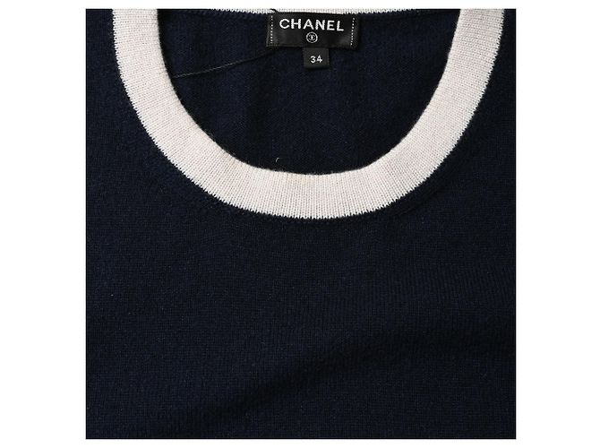 Timeless Chanel CC Strickpullover aus marineblauer Kaschmir mit Knopfverzierung - Ansicht 5