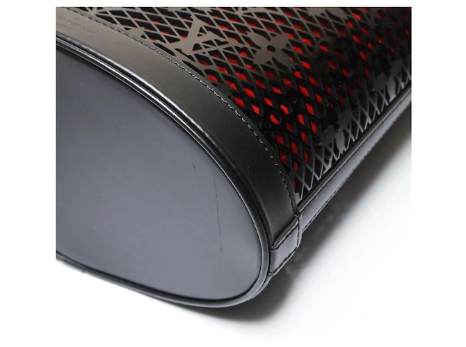 Borsa a Spalla Bucket PM in Pizzo Monogram di Louis Vuitton Nero - vista 6