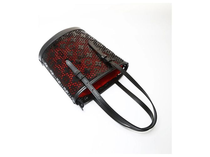 Borsa a Spalla Bucket PM in Pizzo Monogram di Louis Vuitton Nero - vista 8