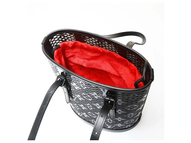 Borsa a Spalla Bucket PM in Pizzo Monogram di Louis Vuitton Nero - vista 9