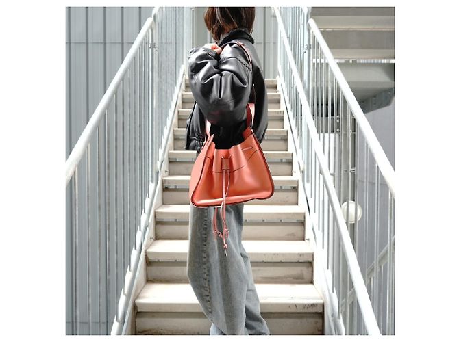 Borsa a Spalla Piccola in Pelle Loewe Hammock 2 Vie Rosa - vista 13
