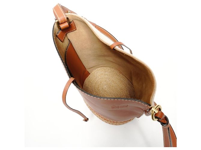 Borsa a Spalla in Pelle Loewe Gate Bucket Anagram Marrone - vista 11