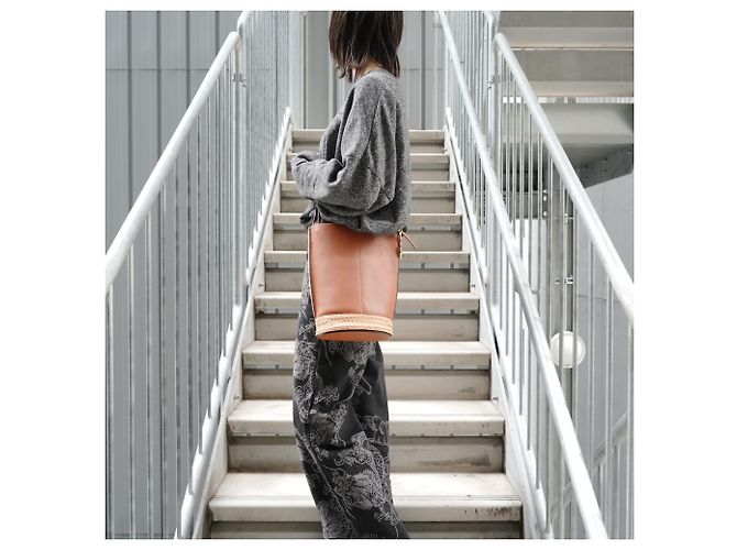 Borsa a Spalla in Pelle Loewe Gate Bucket Anagram Marrone - vista 13