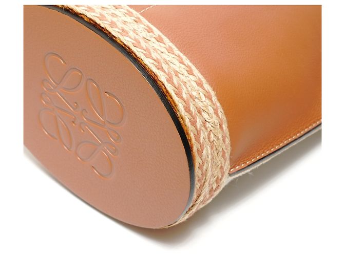 Borsa a Spalla in Pelle Loewe Gate Bucket Anagram Marrone - vista 6