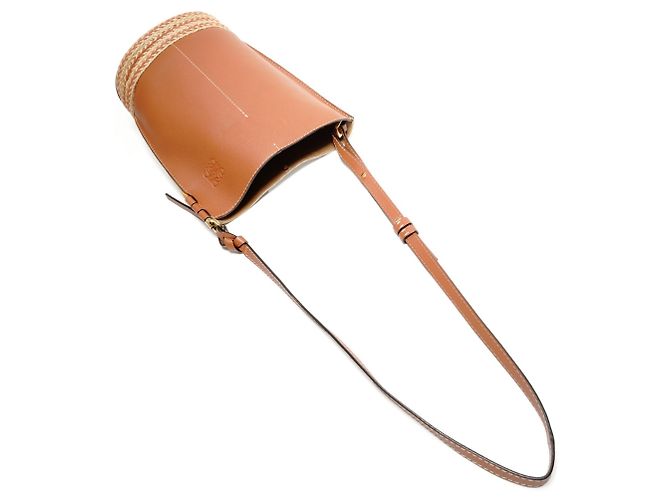 Borsa a Spalla in Pelle Loewe Gate Bucket Anagram Marrone - vista 8