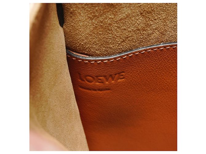 Borsa a Spalla in Pelle Loewe Gate Bucket Anagram Marrone - vista 9