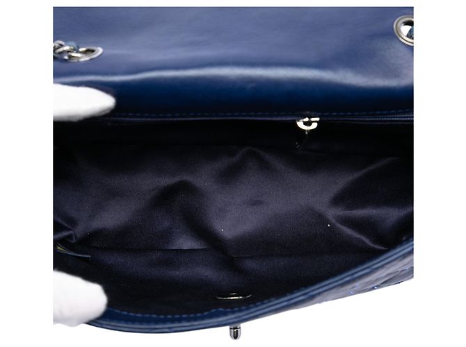 Chanel Blu Piccola Borsa Trapuntata in Agnello Perlato con Patta Singola - vista 4