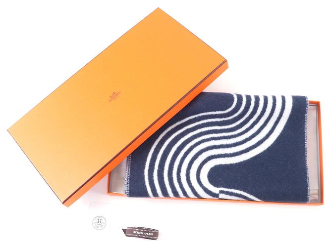 Stola in cashmere Casaque Vague di Hermès Bianco Blu navy - vista 2