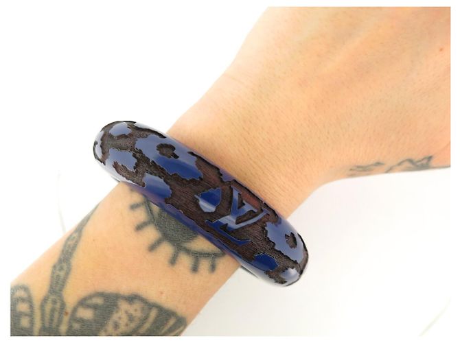 NUOVO BRACCIALE LOUIS VUITTON LEO MONOGRAM LOGO LV IN LEGNO LACCATO BLU - vista 9