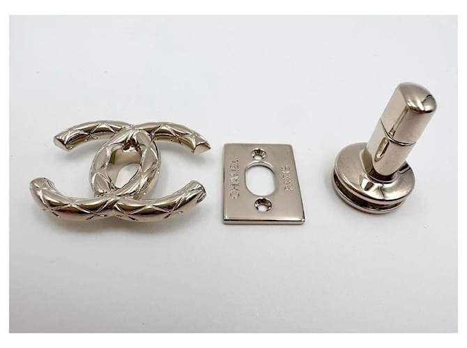 CHANEL chiusura  CC turnlock D'oro - vista 4