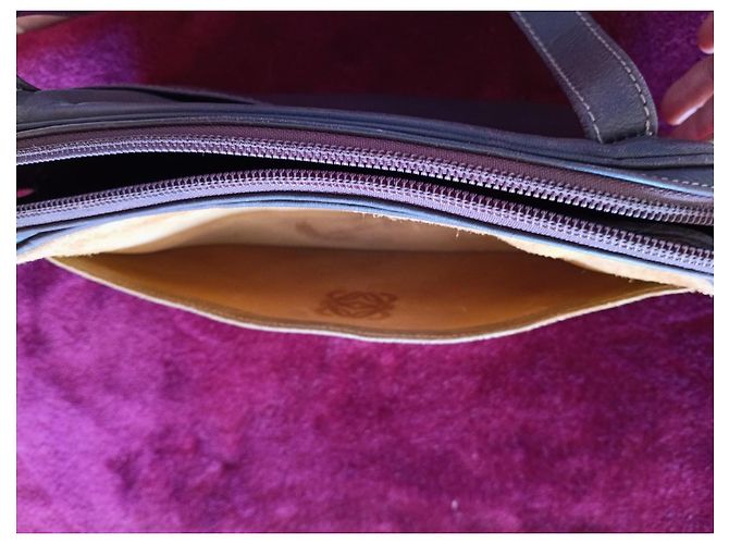 Borsa a spalla Loewe Anagram in suede dorato. Sabbia Cioccolato Gold hardware - vista 16