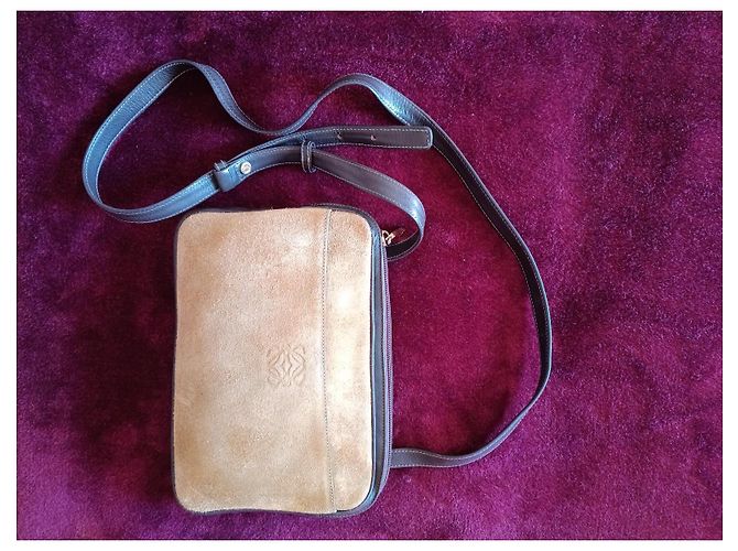 Borsa a spalla Loewe Anagram in suede dorato. Sabbia Cioccolato Gold hardware - vista 2