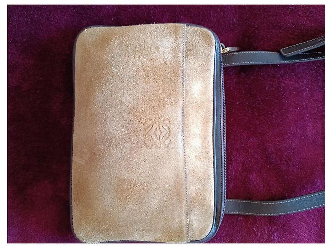 Borsa a spalla Loewe Anagram in suede dorato. Sabbia Cioccolato Gold hardware - vista 3