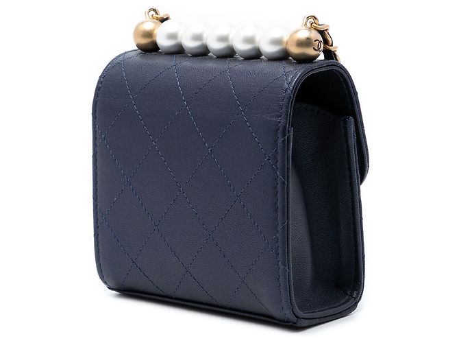 Clutch Vertical Chic Mini Azul em Couro de Cabra Matelassê Chanel com Corrente e Pérolas Azul marinho - vista 2