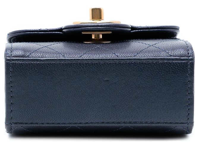 Clutch Vertical Chic Mini Azul em Couro de Cabra Matelassê Chanel com Corrente e Pérolas Azul marinho - vista 3