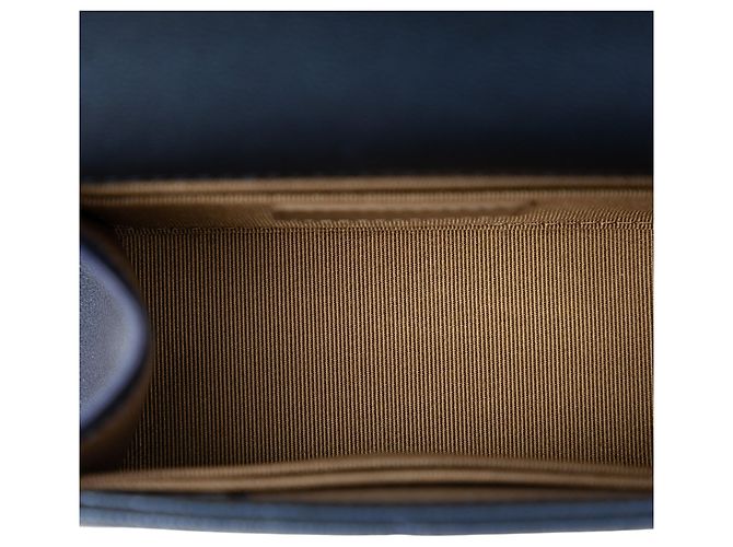 Clutch Vertical Chic Mini Azul em Couro de Cabra Matelassê Chanel com Corrente e Pérolas Azul marinho - vista 4