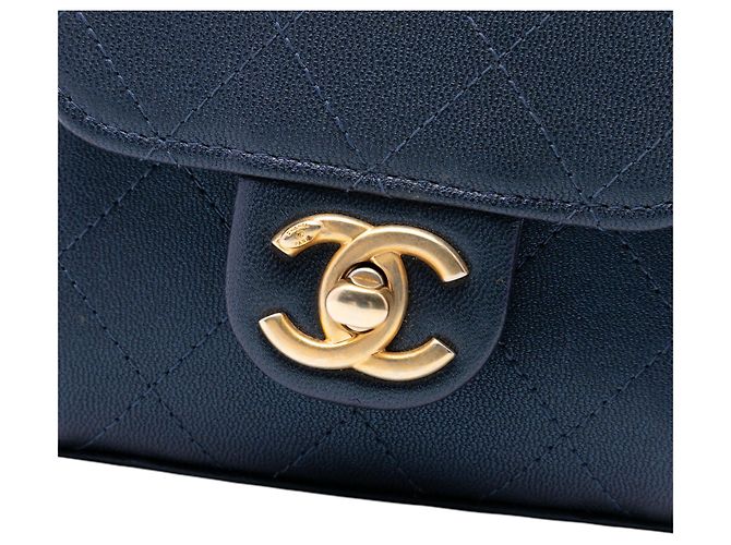 Clutch Vertical Chic Mini Azul em Couro de Cabra Matelassê Chanel com Corrente e Pérolas Azul marinho - vista 6