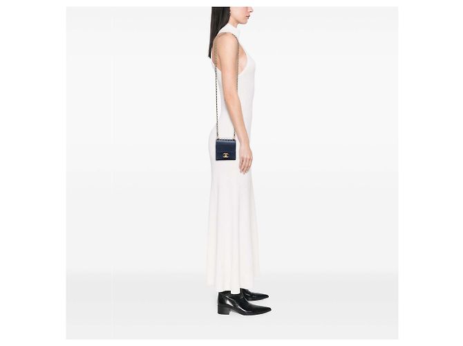 Clutch Vertical Chic Mini Azul em Couro de Cabra Matelassê Chanel com Corrente e Pérolas Azul marinho - vista 7