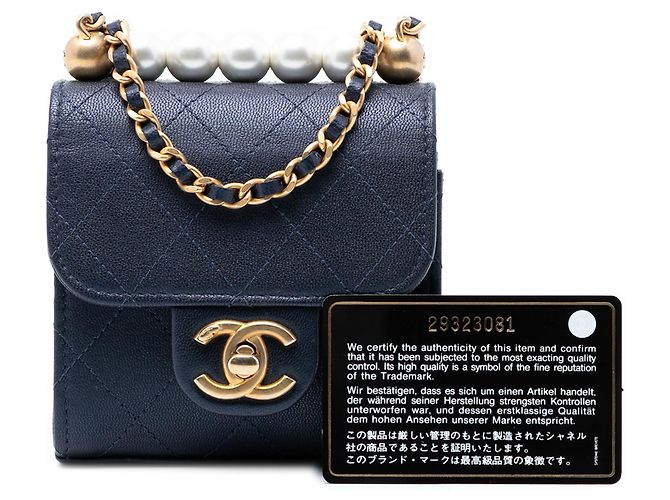 Clutch Vertical Chic Mini Azul em Couro de Cabra Matelassê Chanel com Corrente e Pérolas Azul marinho - vista 8