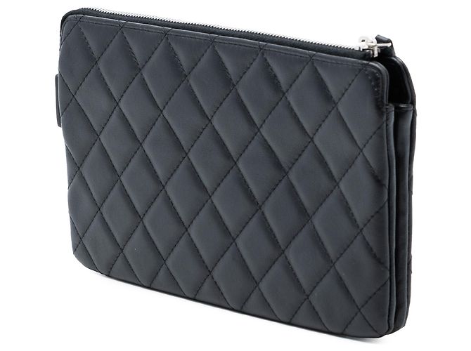 Clutch in agnello trapuntato nero CC di Chanel - vista 2