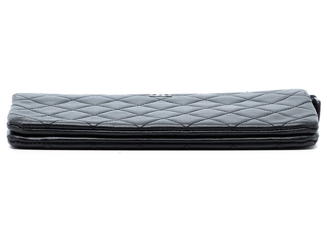 Clutch in agnello trapuntato nero CC di Chanel - vista 3