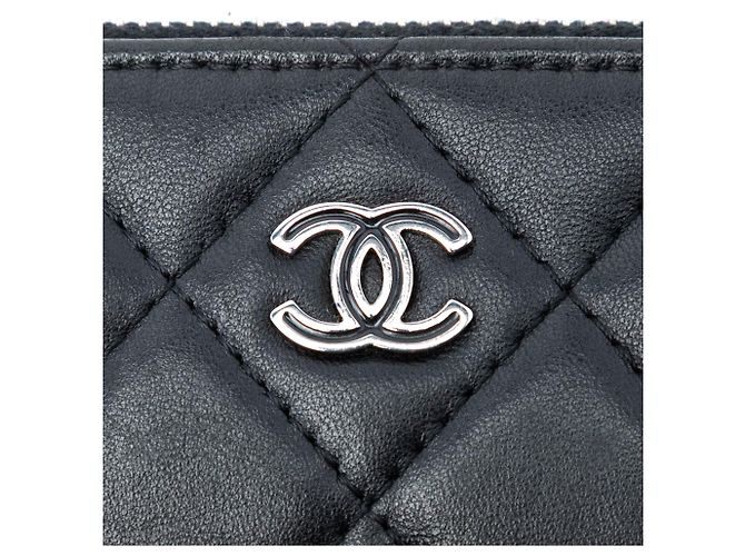 Clutch in agnello trapuntato nero CC di Chanel - vista 5