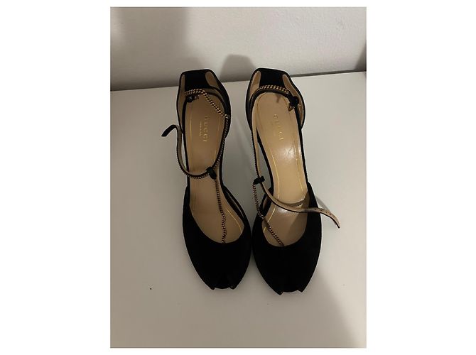 Gucci Sandali con tacco in camoscio nero con catena dorata - vista 2