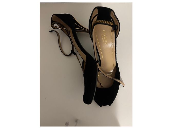 Gucci Sandali con tacco in camoscio nero con catena dorata - vista 3