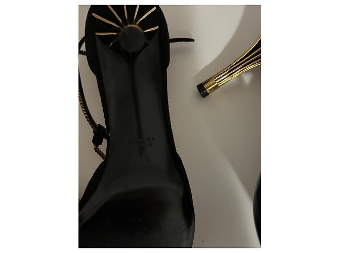 Gucci Sandali con tacco in camoscio nero con catena dorata - vista 4