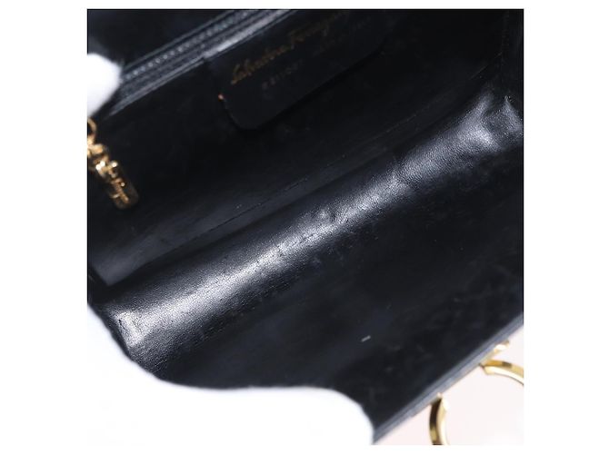 Borsa a Spalla Gancini in Pelle Nera e Oro Salvatore Ferragamo Auth LNZ598 Nero D'oro - vista 10