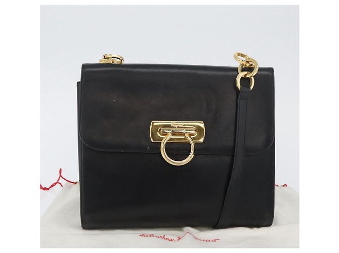 Borsa a Spalla Gancini in Pelle Nera e Oro Salvatore Ferragamo Auth LNZ598 Nero D'oro - vista 12