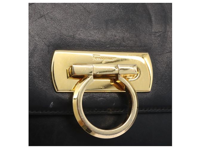Borsa a Spalla Gancini in Pelle Nera e Oro Salvatore Ferragamo Auth LNZ598 Nero D'oro - vista 18