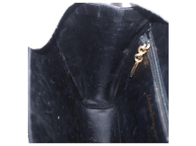 Borsa a Spalla Gancini in Pelle Nera e Oro Salvatore Ferragamo Auth LNZ598 Nero D'oro - vista 20