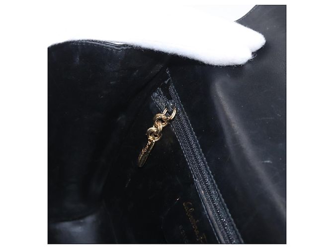 Borsa a Spalla Gancini in Pelle Nera e Oro Salvatore Ferragamo Auth LNZ598 Nero D'oro - vista 21
