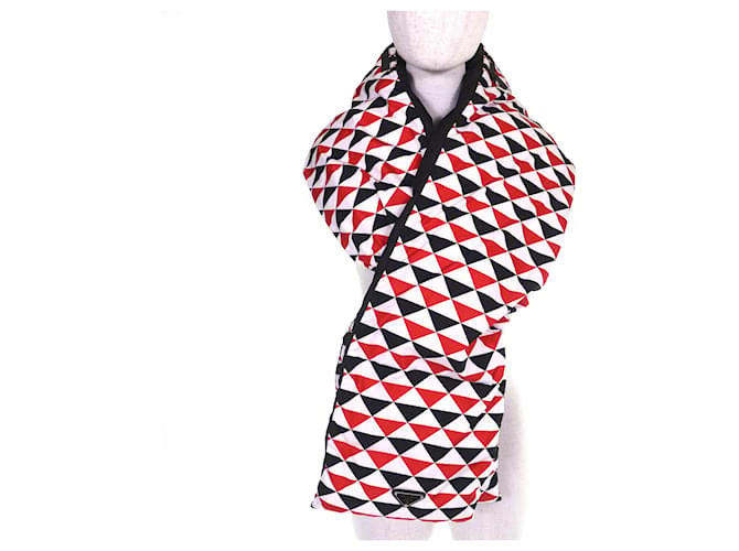 Sciarpa imbottita con cappuccio e logo triangolare Prada Nero Bianco Rosso - vista 2