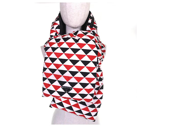 Sciarpa imbottita con cappuccio e logo triangolare Prada Nero Bianco Rosso - vista 3