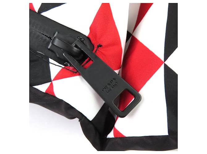 Sciarpa imbottita con cappuccio e logo triangolare Prada Nero Bianco Rosso - vista 8