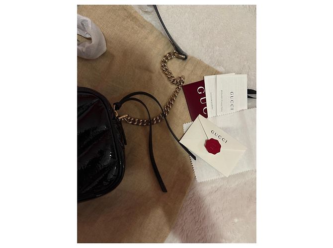 Borsa a tracolla Gucci Marmont in vernice nera Nero - vista 2