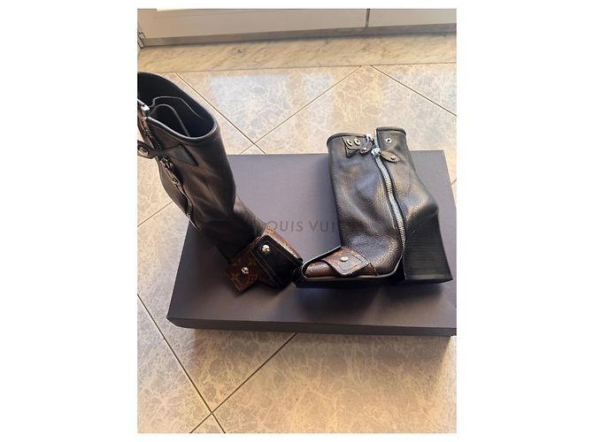 Botas Louis Vuitton Patti Pretas de Couro e Lona Monogram Preto - vista 2
