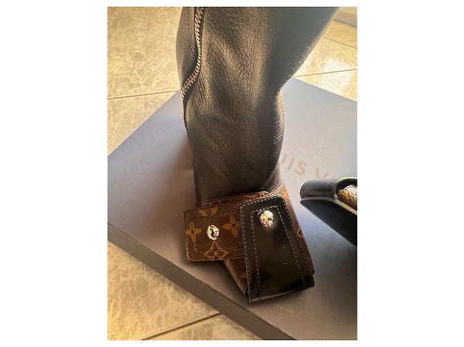 Botas Louis Vuitton Patti Pretas de Couro e Lona Monogram Preto - vista 3